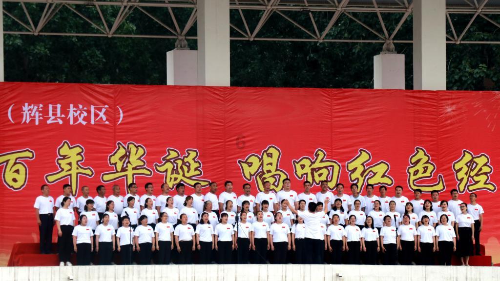 一个女人从不主动联系你，但是每次在一起后，都必须给她发200块，不发她就会一直给你发信息？